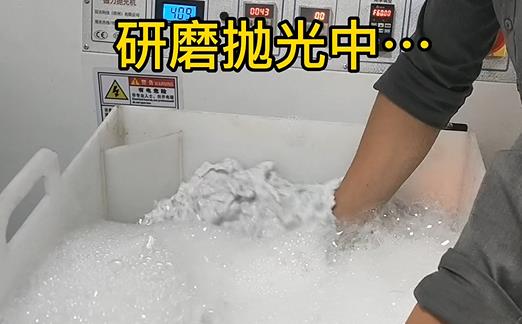 正在鋁型材切割金屬拋光去毛刺 正在鋁型材切割金屬拋光去毛刺